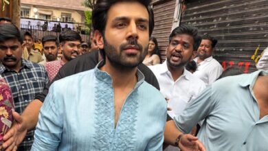 Kartik Aaryan places his National Award honour at the feet of Lalbaugcha Raja