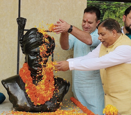 J&K: Glowing tributes paid to Maharaja Hari Singh on 131st birth anniversary J&K: Glowing tributes paid to Maharaja Hari Singh on 131st birth anniversary