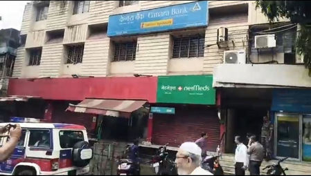 Five armed men loot cash, gold from Canara Bank in Jamshedpur Five armed men loot cash, gold from Canara Bank in Jamshedpur