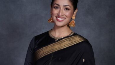 Yami Gautam celebrates family legacy of handloom craftsmanship in black Maheshwari saree Yami Gautam celebrates family legacy of handloom craftsmanship in black Maheshwari saree