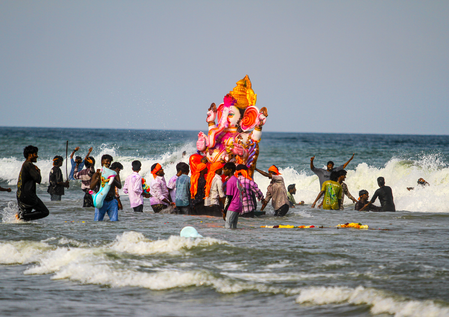 Gujarat: 290 fire personnel, 38 cranes deployed for Ganesh Visarjan in Ahmedabad Gujarat: 290 fire personnel, 38 cranes deployed for Ganesh Visarjan in Ahmedabad
