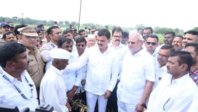 Maha: Agriculture Minister inspects drought-hit crops in Sangamner