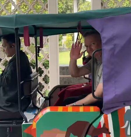 Australia’s Climate Change and Energy Minister Chris Bowen takes ride in e-rickshaw in New Delhi Australia’s Climate Change and Energy Minister Chris Bowen takes ride in e-rickshaw in New Delhi