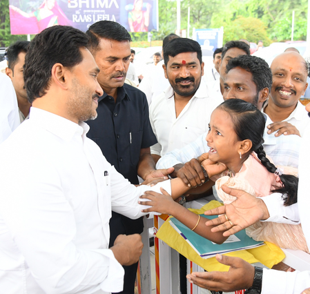 Couple thanks Jagan Reddy for daughter’s treatment under YSR Aarogyasri Couple thanks Jagan Reddy for daughter’s treatment under YSR Aarogyasri