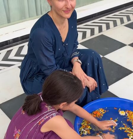 Soha Ali Khan, daughter Inaaya opt for eco-friendly Ganpati Visarjan, Kunal Kemmu joins in Soha Ali Khan, daughter Inaaya opt for eco-friendly Ganpati Visarjan, Kunal Kemmu joins in