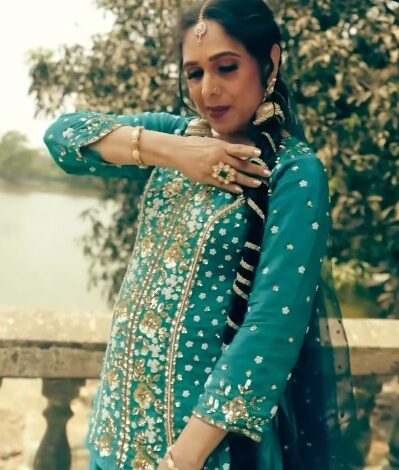 Meenakshi Seshadri relives evergreen song ‘Baali Umar Ne Mera Haal Woh Kiya’ from ‘Awaargi’ Meenakshi Seshadri relives evergreen song ‘Baali Umar Ne Mera Haal Woh Kiya’ from ‘Awaargi’