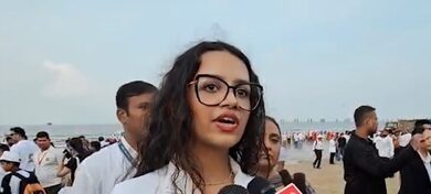 Maha CM’s wife Amruta, daughter Divija join Juhu beach clean-up drive day after Ganesh Visarjan Maha CM’s wife Amruta, daughter Divija join Juhu beach clean-up drive day after Ganesh Visarjan