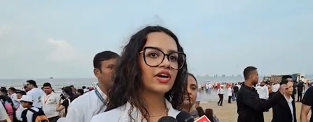 Maha CM’s wife Amruta, daughter Divija join Juhu beach clean-up drive day after Ganesh Visarjan Maha CM’s wife Amruta, daughter Divija join Juhu beach clean-up drive day after Ganesh Visarjan
