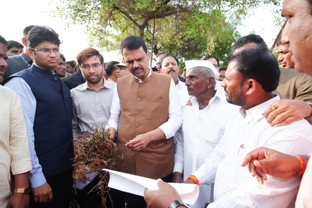 Farmers, agricultural labourers and workers at centre of drought relief efforts: CM Fadnavis Farmers, agricultural labourers and workers at centre of drought relief efforts: CM Fadnavis