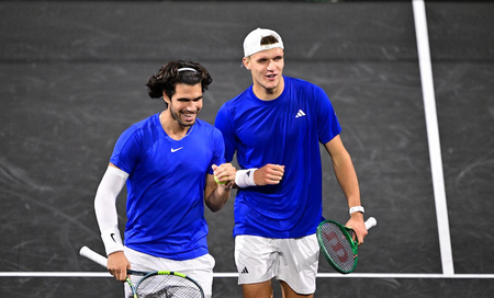 Laver Cup: Alcaraz saves 2 MPs as Team Europe lead 7-5 over Team World