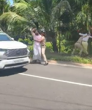 Yuva morcha waves black flag at Chennithala, Priyanka Gandhi in Kozhikode Yuva morcha waves black flag at Chennithala, Priyanka Gandhi in Kozhikode