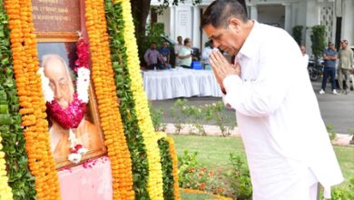 Delhi: Deputy Speaker Mohan Singh Bisht pays tributes to Vithalbhai Patel, Bhagat Singh Delhi: Deputy Speaker Mohan Singh Bisht pays tributes to Vithalbhai Patel, Bhagat Singh
