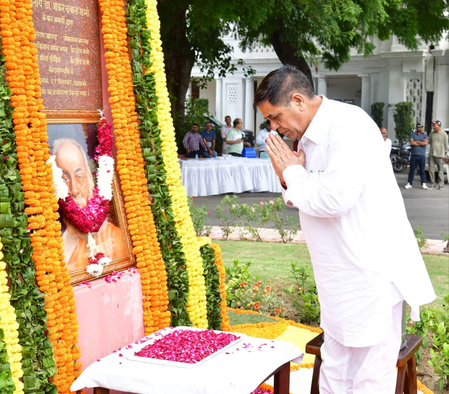 Delhi: Deputy Speaker Mohan Singh Bisht pays tributes to Vithalbhai Patel, Bhagat Singh Delhi: Deputy Speaker Mohan Singh Bisht pays tributes to Vithalbhai Patel, Bhagat Singh