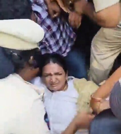Village, ward secretariat employees clash with police during protest in Andhra Pradesh’s Vijayawada Village, ward secretariat employees clash with police during protest in Andhra Pradesh’s Vijayawada