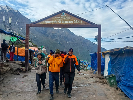 Five-year-old dies in rockfall on Kedarnath route; around 1,000 pilgrims rescued Five-year-old dies in rockfall on Kedarnath route; around 1,000 pilgrims rescued