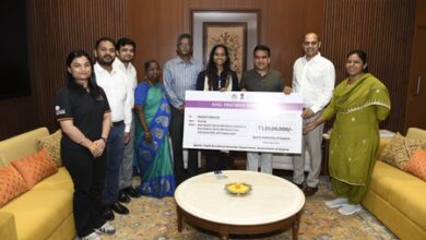 Gujarat Dy CM presents Rs 1.33 crore to Asian Games medallist Elavenil Valarivan