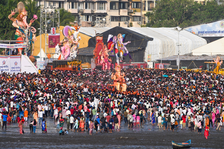 Ganesh Visarjan rush turns hunting ground for thieves in Mumbai; 18 arrested, 192 mobile theft complaints Ganesh Visarjan rush turns hunting ground for thieves in Mumbai; 18 arrested, 192 mobile theft complaints