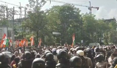 Youth Congress activists protest outside Jabalpur SP office over rising crime Youth Congress activists protest outside Jabalpur SP office over rising crime