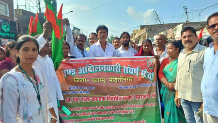 Jharkhand shutdown evokes mixed response, traffic hit by road blockades in several districts Jharkhand shutdown evokes mixed response, traffic hit by road blockades in several districts