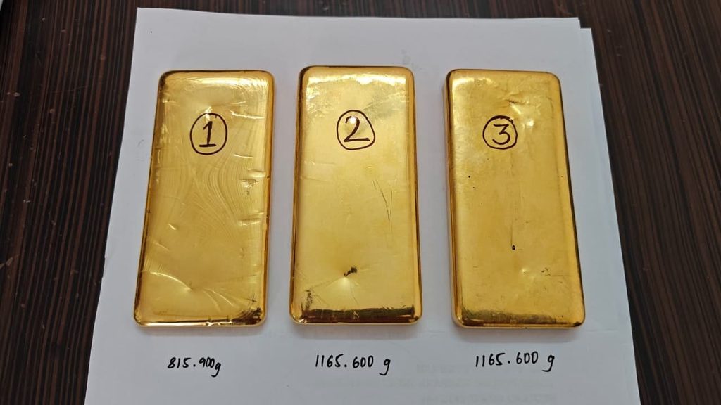 DRI Seizes Gold, Foreign Currency Worth ₹5.84 Crore in Vijayawada; Five Arrested DRI Seizes Gold, Foreign Currency Worth ₹5.84 Crore in Vijayawada; Five Arrested