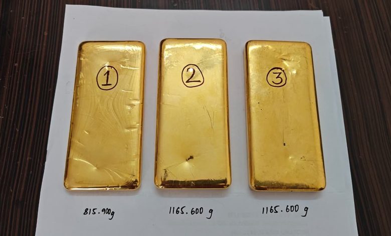 DRI Seizes Gold, Foreign Currency Worth ₹5.84 Crore in Vijayawada; Five Arrested DRI Seizes Gold, Foreign Currency Worth ₹5.84 Crore in Vijayawada; Five Arrested