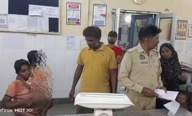 Aligarh: Shopkeeper Allegedly Burns Child by Forcing Him onto Hot Pan Aligarh: Shopkeeper Allegedly Burns Child by Forcing Him onto Hot Pan