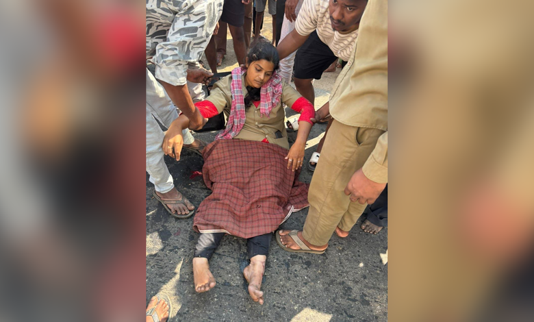 Passenger Allegedly Pushes Woman Conductor From A Moving Bus Over Change Dispute in Telangana, Injured Passenger Allegedly Pushes Woman Conductor From A Moving Bus Over Change Dispute in Telangana, Injured