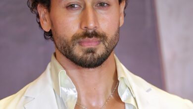 Mumbai: Bollywood star Tiger Shroff escapes unhurt as three assailants fire at his car (Lead) Mumbai: Bollywood star Tiger Shroff escapes unhurt as three assailants fire at his car (Lead)