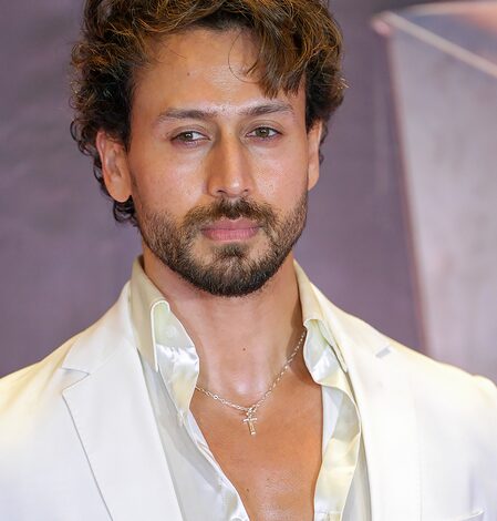 Mumbai: Bollywood star Tiger Shroff escapes unhurt as three assailants fire at his car (Lead) Mumbai: Bollywood star Tiger Shroff escapes unhurt as three assailants fire at his car (Lead)