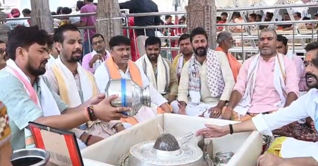 Priests perform worship at Kashi Vishwanath Temple for Captain Smit’s recovery Priests perform worship at Kashi Vishwanath Temple for Captain Smit’s recovery