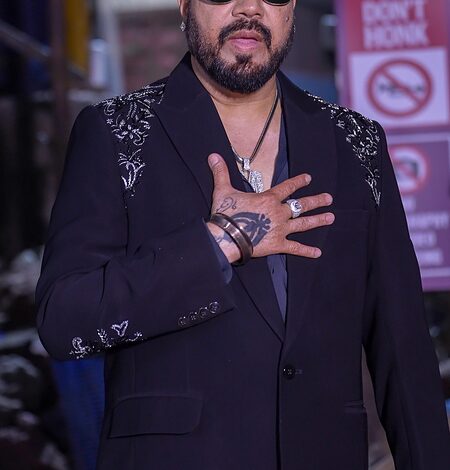 Mika Singh says Daler Mehndi tricked him into believing Big B was messaging him Mika Singh says Daler Mehndi tricked him into believing Big B was messaging him