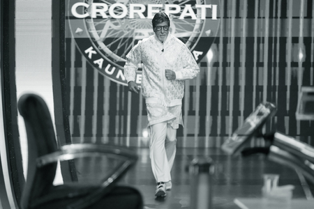 Amitabh Bachchan shares pic of himself running on sets of KBC amidst knee injury news, says ‘keep running’