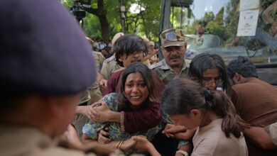 Delhi Police slams misleading social media claims over ‘assault’ on female protesters Delhi Police slams misleading social media claims over ‘assault’ on female protesters