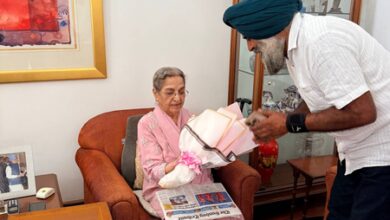 New Punjab Congress president meets former PM Manmohan Singh’s wife, takes her blessings New Punjab Congress president meets former PM Manmohan Singh’s wife, takes her blessings