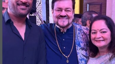 Dhoni meets Nitin Mukesh, sings ‘Main Pal Do Pal Ka Shayar Hoon’