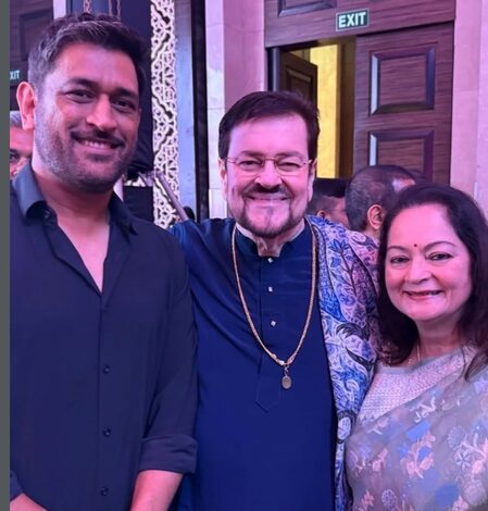 Dhoni meets Nitin Mukesh, sings ‘Main Pal Do Pal Ka Shayar Hoon’