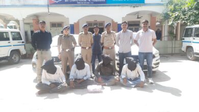 In a film-like chase, Gujarat cop grabs driver of moving car; four held in Rs 3.70-cr gold loot In a film-like chase, Gujarat cop grabs driver of moving car; four held in Rs 3.70-cr gold loot
