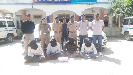 In a film-like chase, Gujarat cop grabs driver of moving car; four held in Rs 3.70-cr gold loot In a film-like chase, Gujarat cop grabs driver of moving car; four held in Rs 3.70-cr gold loot
