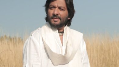 Roop Kumar Rathod visits CSMT, travels by train after years, says  ‘Iska maza hi kuch aur hai!’