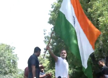 Rahul Gandhi climbs barricade, waves Tricolour during protest against CEC Rahul Gandhi climbs barricade, waves Tricolour during protest against CEC