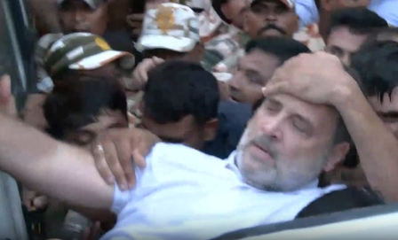 Cops detain INDIA bloc leaders heading to Jantar Mantar Cops detain INDIA bloc leaders heading to Jantar Mantar