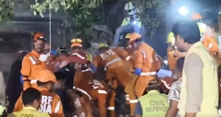 Seemapuri building collapse: 1 killed, 7 rescued (Lead) Seemapuri building collapse: 1 killed, 7 rescued (Lead)