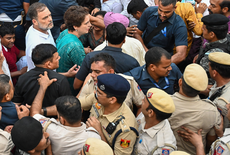Karnataka CM Shivakumar slams detention, ‘manhandling’ of Rahul, Priyanka during Delhi protest Karnataka CM Shivakumar slams detention, ‘manhandling’ of Rahul, Priyanka during Delhi protest