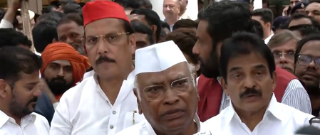 INDIA bloc leaders marching towards Rajghat; Kharge, Rahul Gandhi accuse Centre of undermining democratic rights INDIA bloc leaders marching towards Rajghat; Kharge, Rahul Gandhi accuse Centre of undermining democratic rights