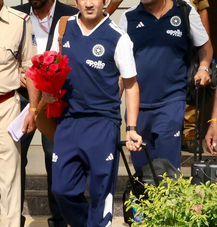 Gambhir, Kotak seek blessings at Mahakaleshwar Temple ahead of 3rd T20I Gambhir, Kotak seek blessings at Mahakaleshwar Temple ahead of 3rd T20I