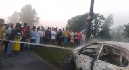 UP: Driver burnt to death as moving car catches fire in Barabanki UP: Driver burnt to death as moving car catches fire in Barabanki