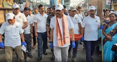 Odisha: Dharmendra Pradhan leads cleanliness drive in Sambalpur, nearly one lakh people participate