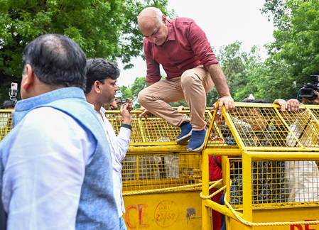 AAP protests against CEC in Chandigarh; Sisodia detained AAP protests against CEC in Chandigarh; Sisodia detained
