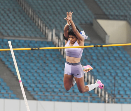 Anushka Yadav improves hammer throw meet record; Elangovan wins pole vault gold