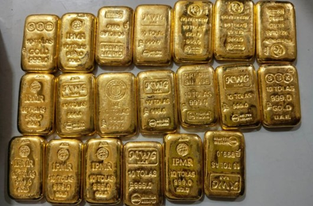 DRI seizes gold worth Rs 8.98 crore after high-speed chase near Visakhapatnam DRI seizes gold worth Rs 8.98 crore after high-speed chase near Visakhapatnam